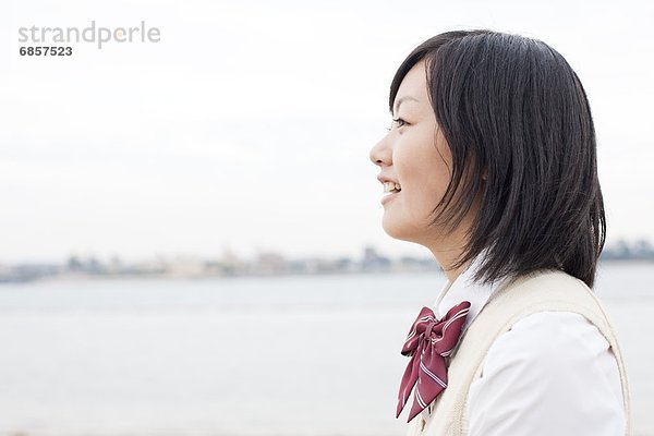 stehend  lächeln  Strand  Schülerin  japanisch