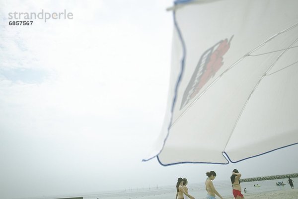 Mensch  Menschen  gehen  Strand  Hintergrund  Sonnenschirm  Schirm  Japan  Nagoya