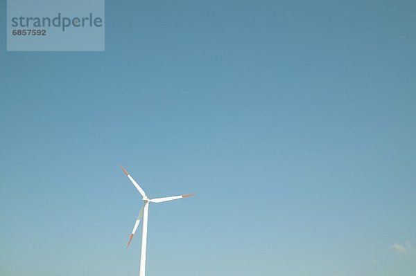 Windturbine Windrad Windräder Himmel blau Japan