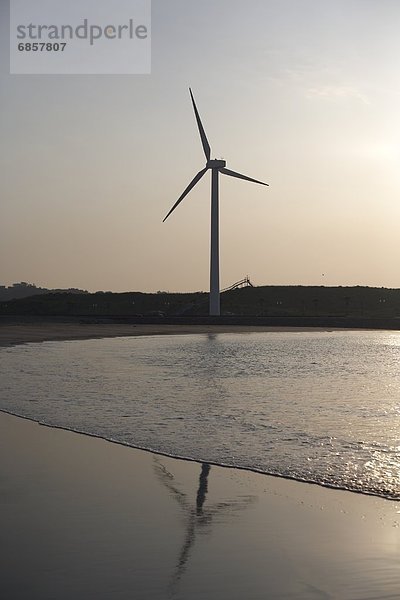 Windturbine Windrad Windräder Strand Sonnenuntergang Japan Shizuoka Präfektur