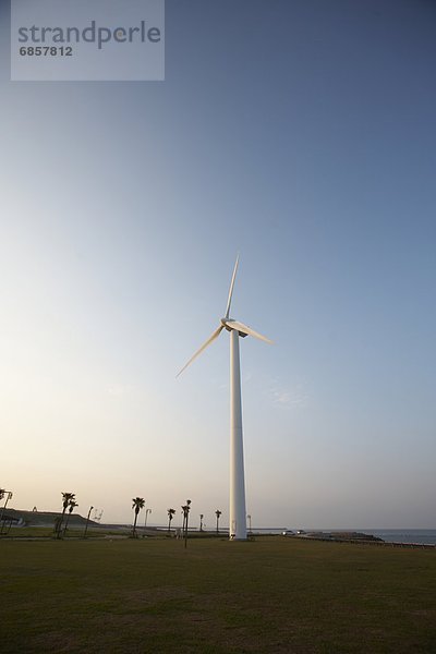 Windturbine Windrad Windräder Sonnenuntergang Feld Japan Shizuoka Präfektur