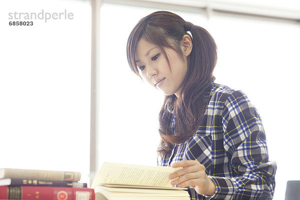 Frau  Buch  Bibliotheksgebäude  jung  Taschenbuch  Japan  vorlesen
