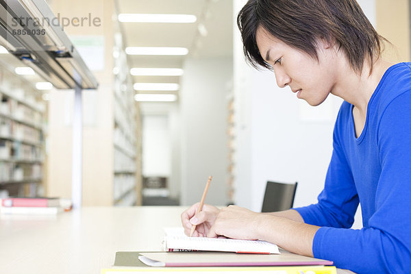 Mann  lernen  Bibliotheksgebäude  jung  Japan