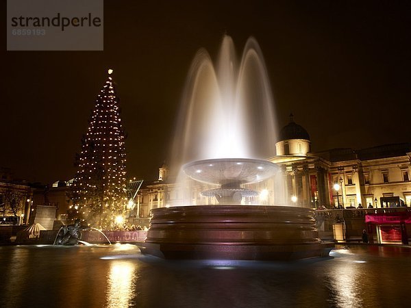 beleuchtet  Wasser  Springbrunnen  Brunnen  Fontäne  Fontänen  Quadrat  Quadrate  quadratisch  quadratisches  quadratischer  Trafalgar Square  Zierbrunnen  Brunnen