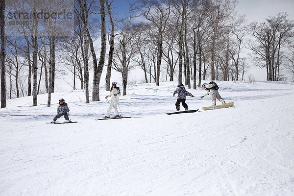 Familie Skifahren und Snowboarden