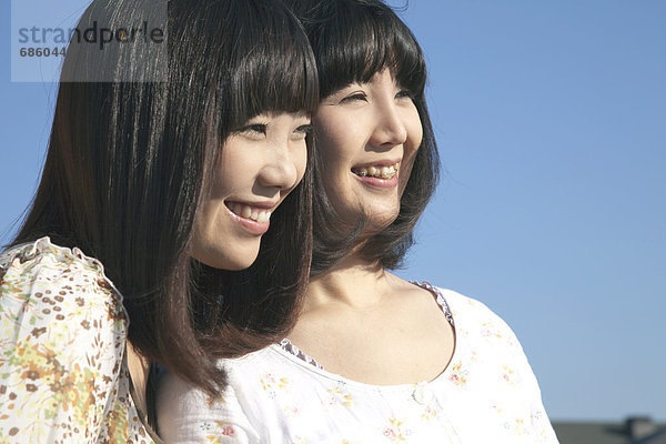 Zwei junge Frauen lächelnd