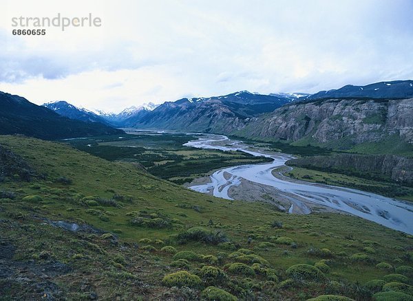 entfernt Berg Schneedecke Fluss Argentinien Südamerika