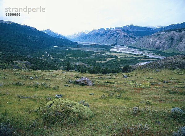 entfernt Berg Schneedecke Fluss Argentinien Südamerika