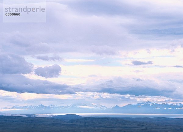 entfernt Berg über See Argentinien Wolkengebilde Südamerika