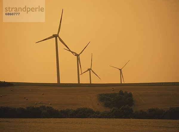Windturbine Windrad Windräder Sonnenuntergang Feld