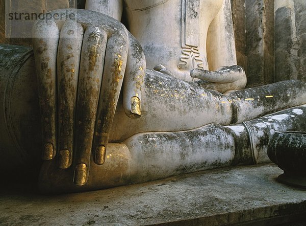 Statue  Verwitterung  groß  großes  großer  große  großen  Gold  Farbe  Farben  Südostasien  Buddha  bemalen  Sukhothai  Thailand