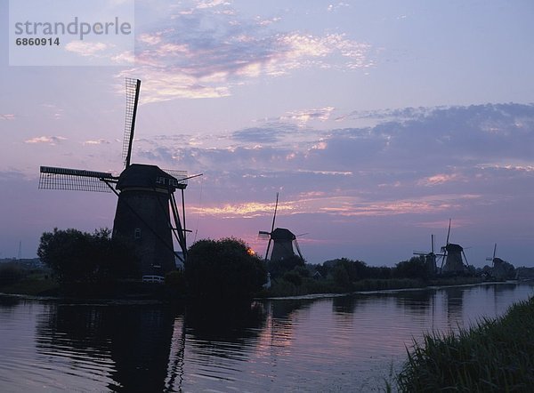 Windturbine  Windrad  Windräder  Europa  Sonnenuntergang  über  Niederlande  Kinderdijk  Romantik
