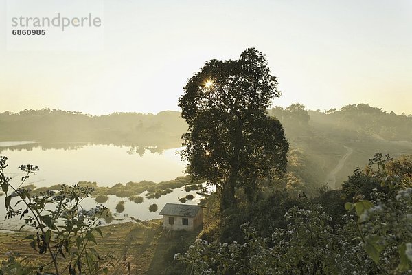 Sonnenuntergang Baum See Nebel Wolkengebilde Myanmar