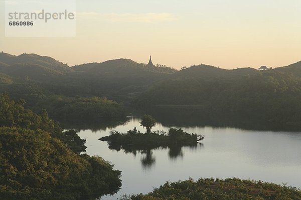 Berg  bedecken  Sonnenuntergang  Baum  See  Myanmar