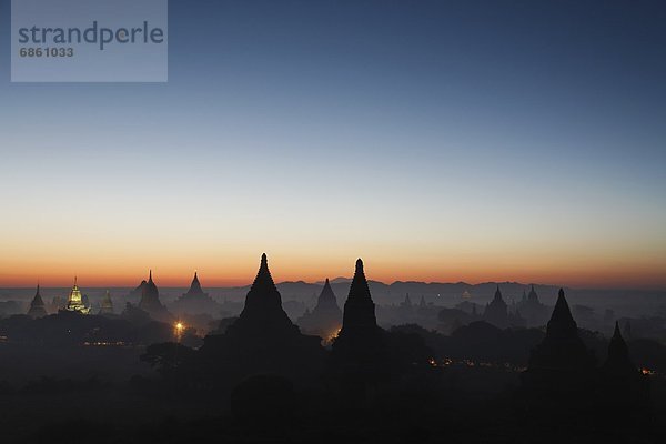 Silhouette  über  aufwärts  Ruine  Myanmar  antik  Sonne