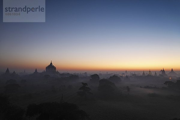 Silhouette  über  aufwärts  Ruine  Myanmar  antik  Sonne