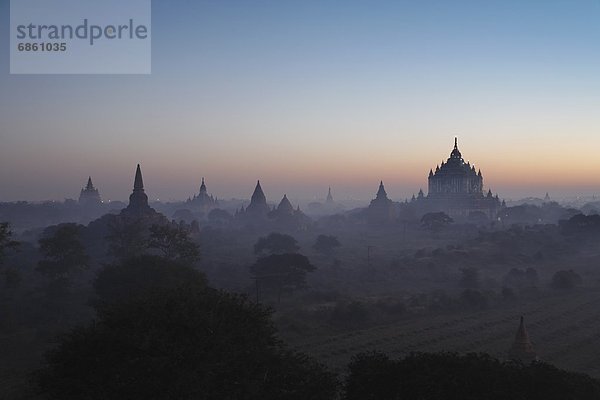 Silhouette  über  aufwärts  Ruine  Myanmar  antik  Sonne