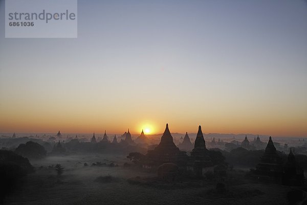 Silhouette  über  aufwärts  Ruine  Myanmar  antik  Sonne