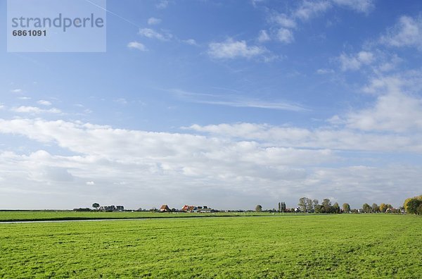 entfernt  Europa  Wolke  über  Dorf  Feld  Wiese  Niederlande