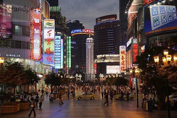 Mensch  Menschen  Nacht  Stadt  Quadrat  Quadrate  quadratisch  quadratisches  quadratischer  China  Chongqing