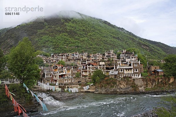 Berg Dorf Seitenansicht China Nestbau Tibet Sichuan