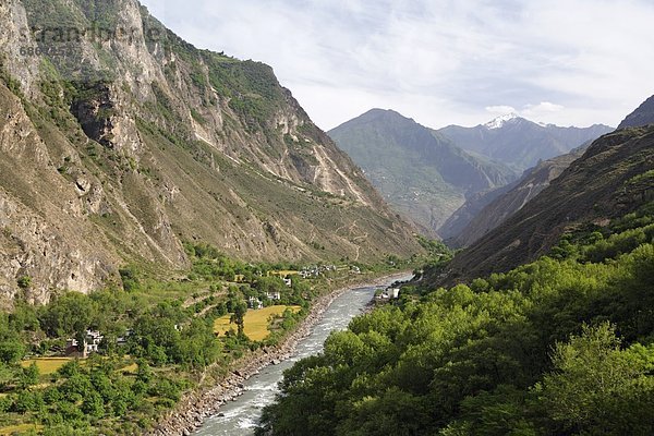 klein rennen Tal Fluss Dorf China Sichuan