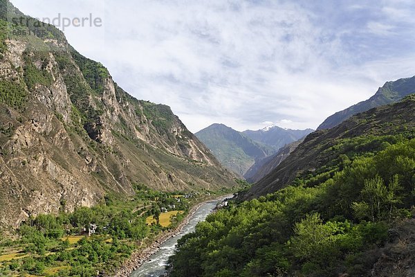 klein rennen Tal Fluss Dorf China Sichuan