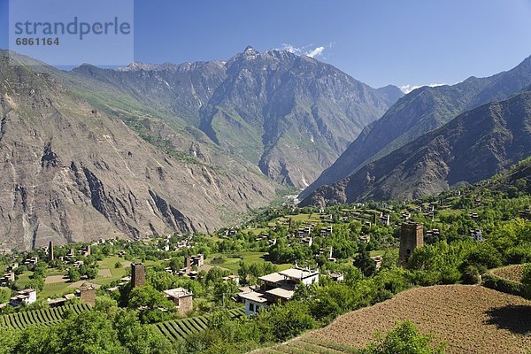 Berg Dorf Seitenansicht China Nestbau Tibet Sichuan