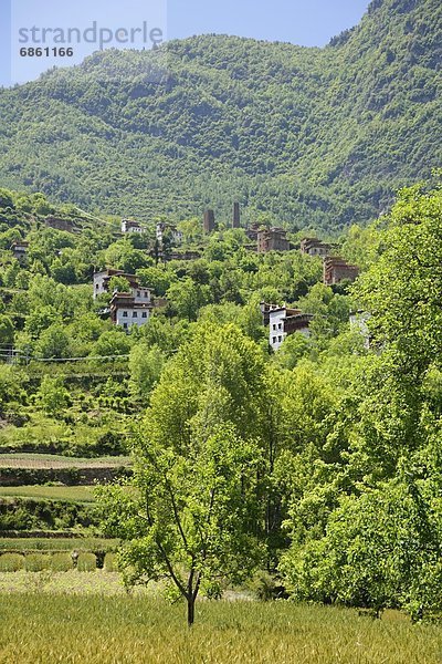 Berg Dorf Seitenansicht China Nestbau Tibet Sichuan