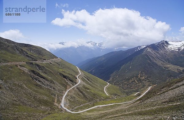 Biegung  Biegungen  Kurve  Kurven  gewölbt  Bogen  gebogen  Berg  Fernverkehrsstraße  China  Sichuan