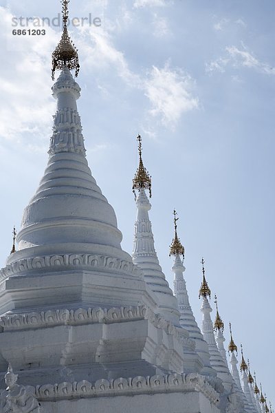 Frische  weiß  Kirchturm  streichen  streicht  streichend  anstreichen  anstreichend  Myanmar