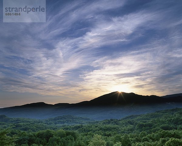 Berg  über  Sonnenaufgang  Wald  Wolkengebilde  Japan