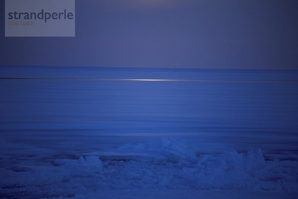 Nacht  über  Meer  Eis  dahintreibend  Hokkaido  Japan  Mondschein