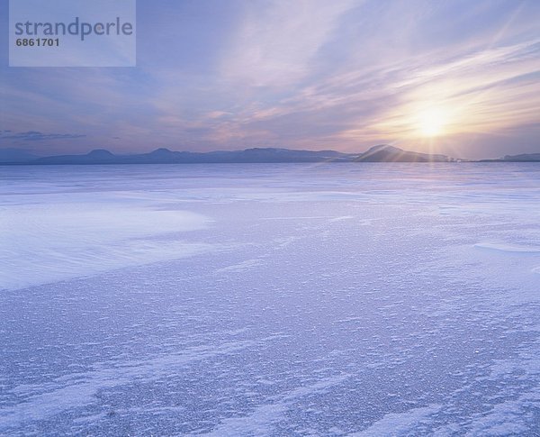 Winter  über  aufwärts  See  gefroren  Hokkaido  Japan  Kussharo  Sonne
