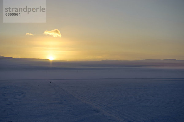 über  Sonnenaufgang  Feld  Schnee