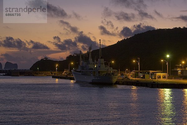 Hafen  vertäut  Schiff