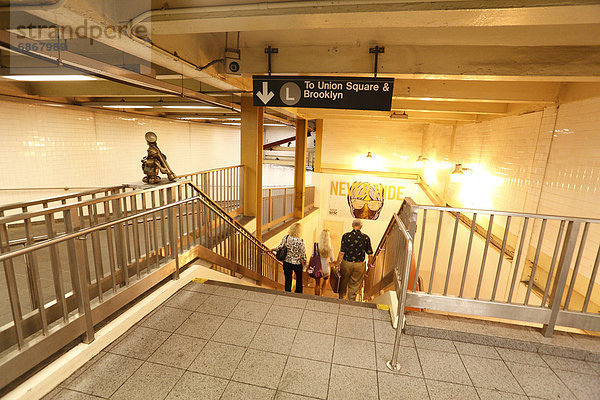 Stufe  gehen  Pendler  U-Bahn  Haltestelle  Haltepunkt  Station