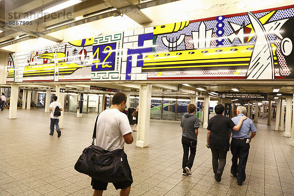 Quadrat  Quadrate  quadratisch  quadratisches  quadratischer  Zeit  U-Bahn  Haltestelle  Haltepunkt  Station