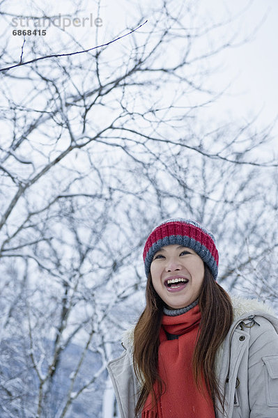 nahe  Frau  lachen  Baum  Schnee  jung