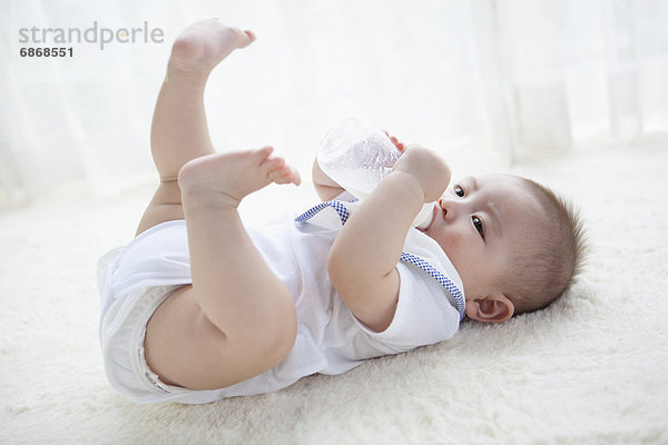 Junge - Person  trinken  Baby  Flasche  Milch