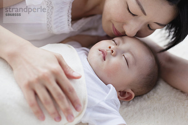 Junge - Person  halten  schlafen  Freundlichkeit  Mutter - Mensch  Baby