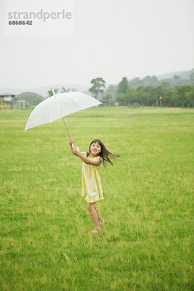 Regenschirm  Schirm  Wind  halten  Mädchen
