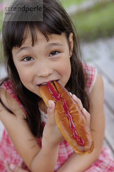 Hot Dog Hot Dogs essen essend isst Mädchen