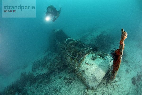 Flugzeugwrack aus dem Zweiten Weltkrieg im Hafen von Kavieng  Papua-Neuguinea  Unterwasseraufnahme