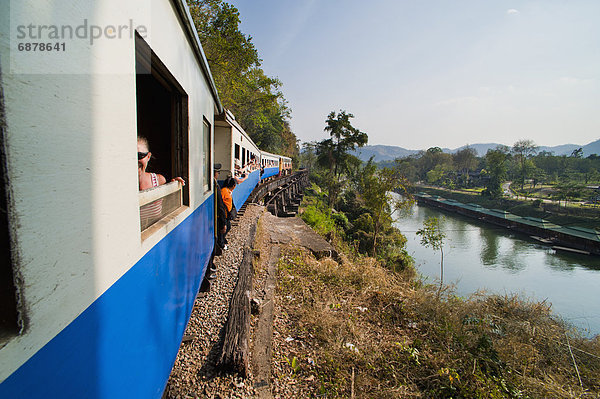 fahren  Tourist  Fluss  Zug  vorwärts  Südostasien  Asien  Tod  Kanchanaburi  mitfahren  Thailand