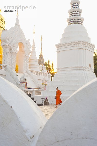 gehen  fünfstöckig  Buddhismus  Südostasien  Asien  Mönch  Thailand