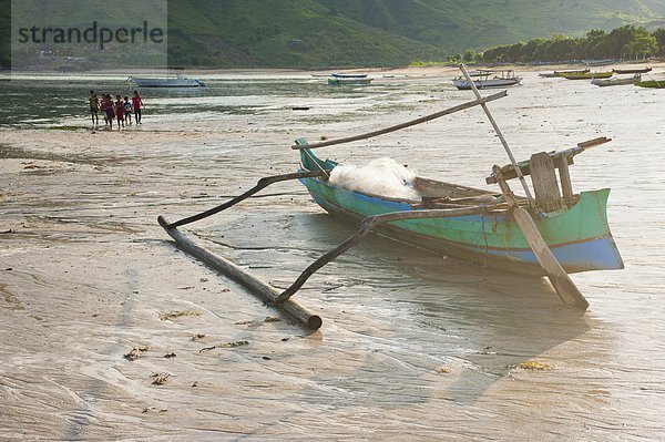 liegend liegen liegt liegendes liegender liegende daliegen Strand Boot angeln Südostasien Asien Indonesien