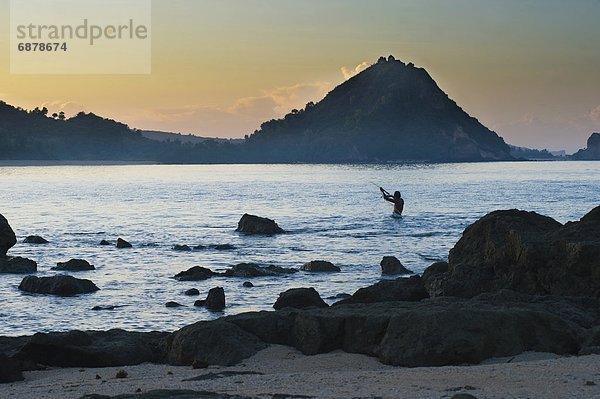 Mann  Strand  Sonnenaufgang  Netz  angeln  Südostasien  Asien  Indonesien  Lombok