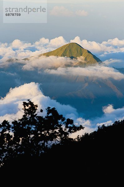 hoch  oben  Berg  Berggipfel  Gipfel  Spitze  Spitzen  nehmen  Wolke  über  aufwärts  Vulkan  Südostasien  Asien  Indonesien  Lombok