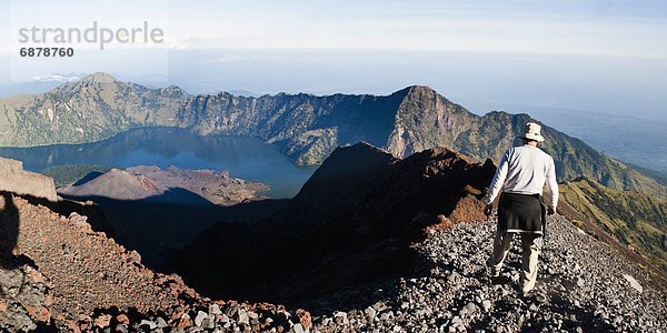 Berggipfel  Gipfel  Spitze  Spitzen  gehen  Tourist  Vulkan  Berg  Südostasien  Krater  Asien  Indonesien  Lombok